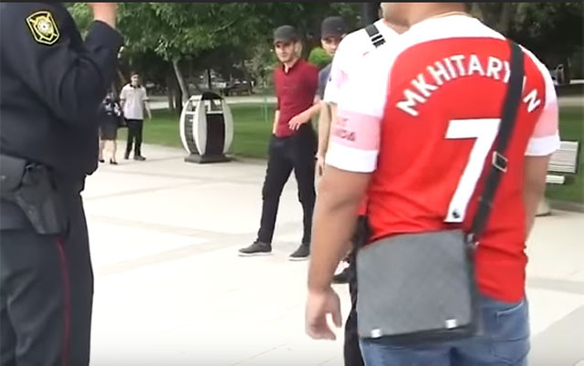 “Arsenal” azarkeşləri Bakıda Mxitaryanın maykalarında gəzdilər - Video