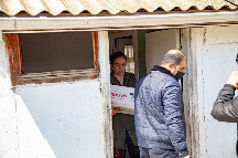 Salyan rayonunda qayğıya ehitaycı olan aztəminatlı ailələrə ərzaq yardımı davam edir