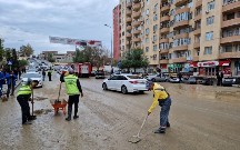 Bakı Şəhər İcra Hakimiyyəti su basan ərazidə təmizlik işləri aparır - Fotolar