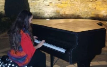 Leyla Əliyeva İçərişəhərdə piano ifa etdi - Video